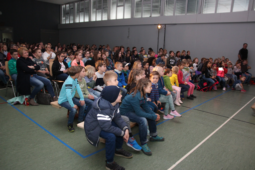 Ferienpassabschluss: Staunendes Publikum bei Professor Bummbastic 